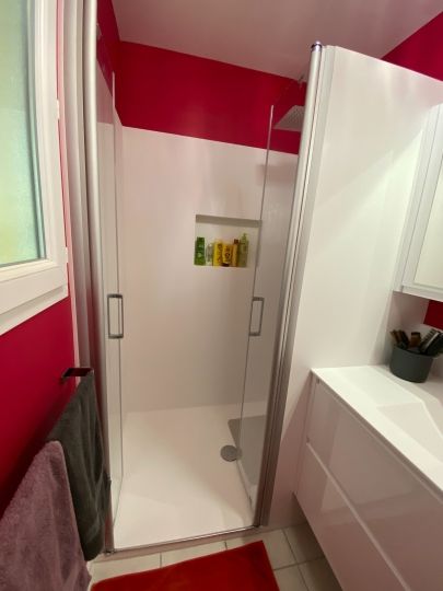 Accès à la douche par porte type "saloon" - Ardèche