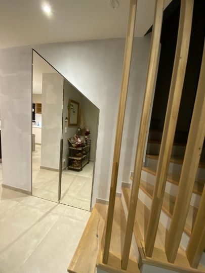 Agencement d'entrée sous escalier avec portes miroirs - Aix en Provence