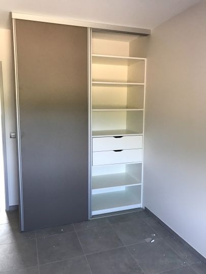 Agencement intérieur tiroirs penderie et étagères pour placard de chambre - Ardèche