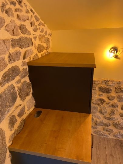 Ajustement des plans de travail aux murs en pierre - Ardèche