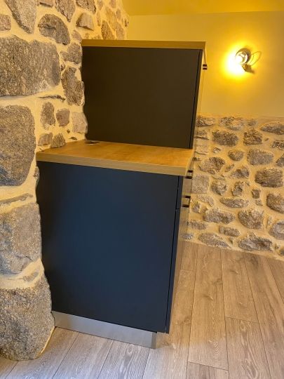 Ajustements des caissons aux murs en pierre - Ardèche