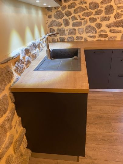 Ajustements des caissons aux murs en pierre - Ardèche
