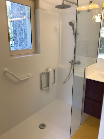 Barre de maintien et siège de douche escamotable pour personne à mobilité réduite - Ardèche