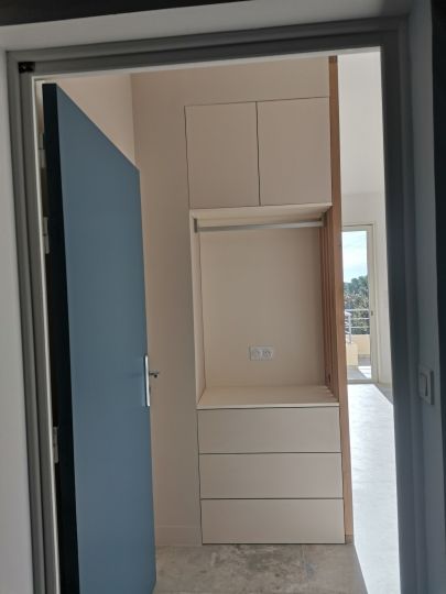 Création d'un mobilier d'entrée d'appartement avec claustras en chêne - Var