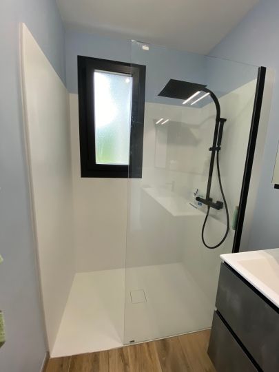 Douche en solid surface blanche - robinetterie et profil de douche laqué noir mat - Ardèche