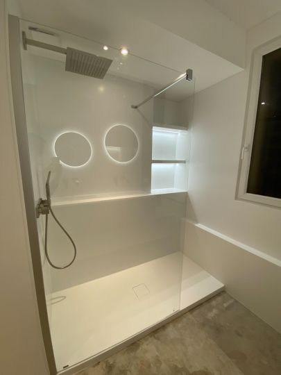 Douche entièrement fabriquée dans nos ateliers, sans joints sur les 3 murs de cette salle de bains - Var