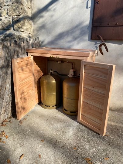 Fabrication d'un abri pour bouteilles de gaz en douglas - Ardèche