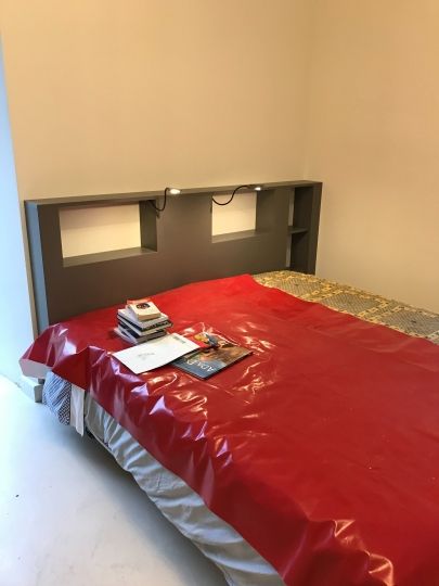 Fabrication d'une tête de lit avec niches et liseuses - Ardèche