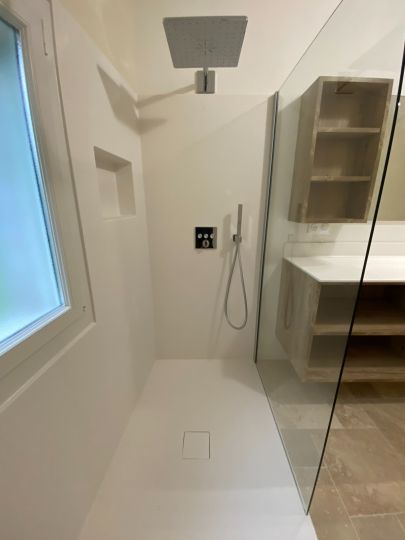 Fabrication et installation d'une douche sans joints, avec niche integrée et robinetterie encastrée - Ardèche