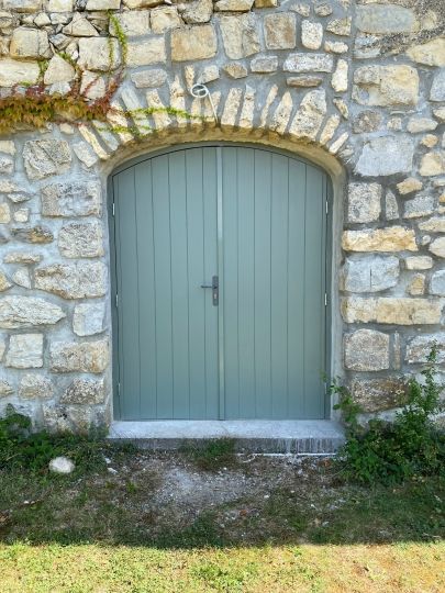 Fabrication et installation d'une porte de cave avec laquage en atelier - Ardèche