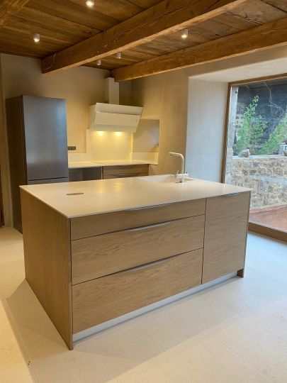Façades de cuisine en chêne et plans de travail en solid surface - Ardèche