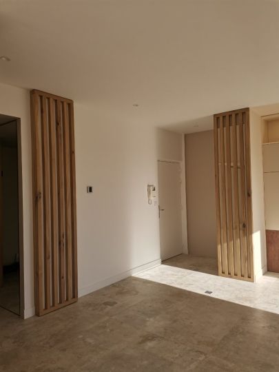 Habillage du mobilier d'entrée avec ce claustras en chêne massif - Var