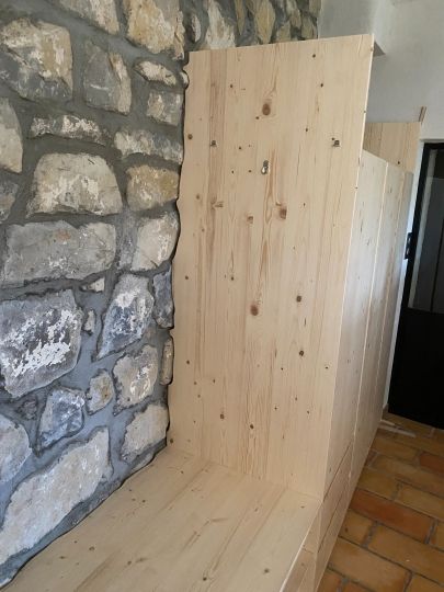 Installation avec ajustement des panneaux au mur en pierres - Ardèche