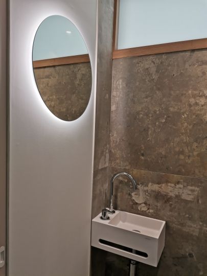 Installation d'un miroir rond avec rétro-éclairage dans le WC - Var