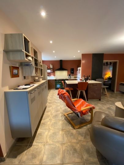 Installation d'un nouvel agencement de cuisine avec mobilier séjour et salon - Ardèche