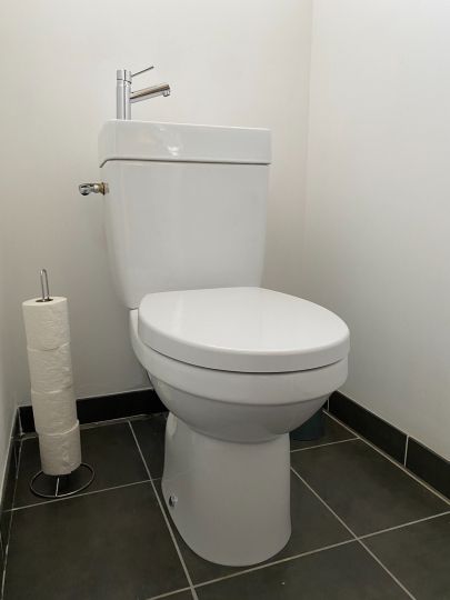 Installation d'un WC avec lave-mains intégré - Gain de place - Ardèche