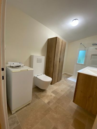Installation d'un wc lavant suspendu avec bâti support en solid surface assorti aux sanitaires - Ardèche