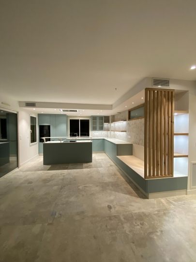 Installation d'une cuisine aux couleurs turquoise et blanche - Var