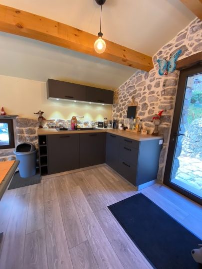 Installation d'une cuisine avec ajustements de précision - Ardèche