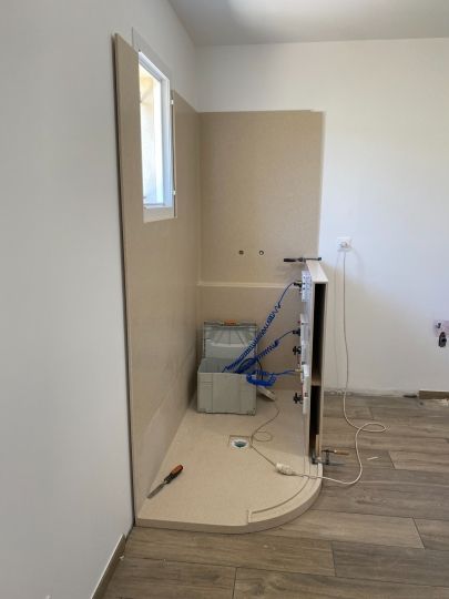 Installation d'une douche en solid surface sans joints - Ardèche
