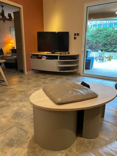 Meuble TV suspendu sur mesure assorti au mobilier séjour - Ardèche