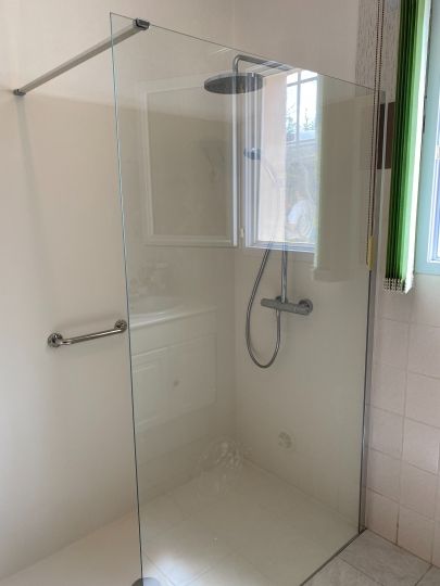 Remplacement d'une baignoire par une douche sans joints - Ardèche