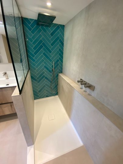 Rénovation complète d'une salle de bains avec pose de faience et carrelage au sol - Ardèche