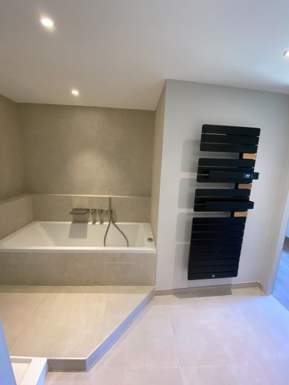 Rénovation complète d'une salle de bains avec pose de faience et carrelage au sol - Ardèche