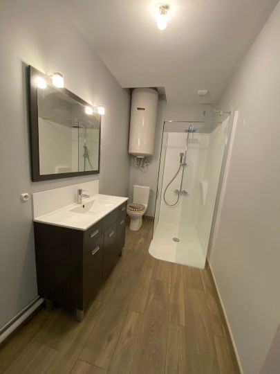 Rénovation d'une salle de bains avec le remplacement d'une cabine de douche par une douche ouverte - Ardèche