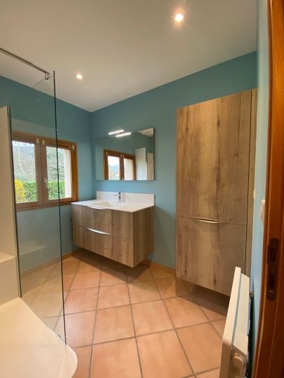 Rénovation d'une salle de bains avec pose de meubles suspendus - Ardèche