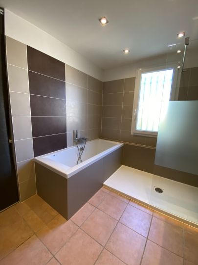 Rénovation partielle d'une salle de bains pour ajouter une douche et conserver la baignoire - Ardèche