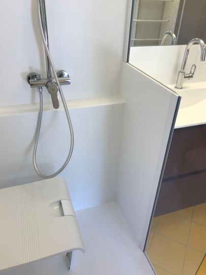 Séparation de la douche et du plan vasque par un muret en solid surface sans aucun joint - Ardèche